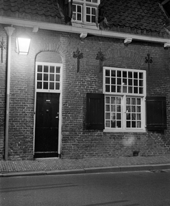 858659 Gezicht op de voorgevel van het huis Lange Nieuwstraat 118 te Utrecht, een van de Beyerskameren, bij avond, met ...